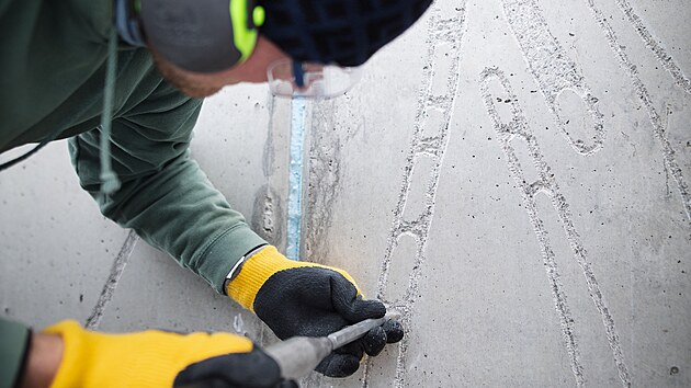 Josef Zlamal nyní vytváří reliéfy v betonu kolem MethodKy, v květnu bude následovat vytvoření sgrafita v omítce stěny budovy.