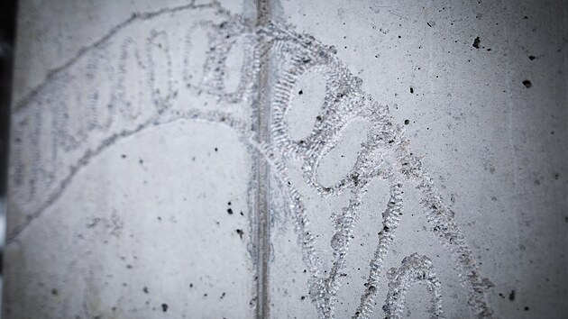 Josef Zlamal nyní vytváří reliéfy v betonu kolem MethodKy, v květnu bude následovat vytvoření sgrafita v omítce stěny budovy.