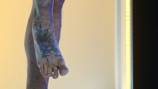 Na nártech se ve žlutém boxu skvěly růže.