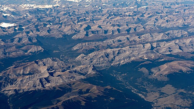 Pohled na Skalisté hory v kanadské Albertě z ptačí perspektivy. Snímek byl vyfocen přibližně 65 km severně od národního parku Banff.