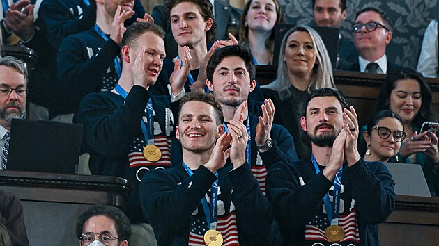 Američtí hokejisté tleskají v Kongresu.