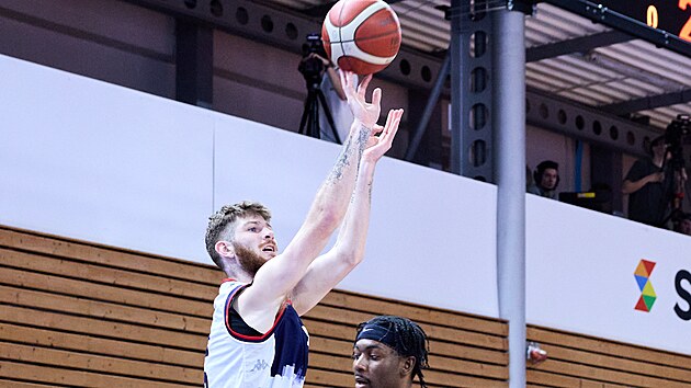 Americký křídelník Ryker Cisarik už odehrál za Brno dva zápasy. V domácí premiéře proti Ostravě zapsal osmnáct bodů a ukázal svůj potenciál.