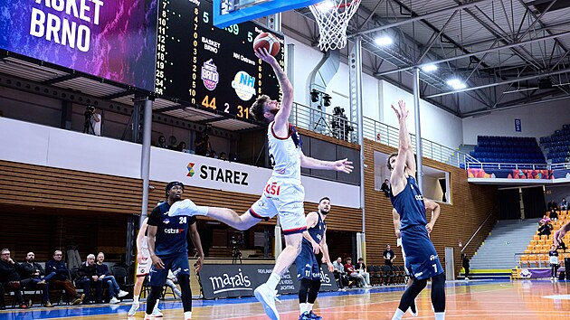 Americký křídelník Ryker Cisarik (s číslem 15) už odehrál za Brno dva zápasy. V domácí premiéře proti Ostravě zapsal osmnáct bodů a ukázal svůj potenciál.