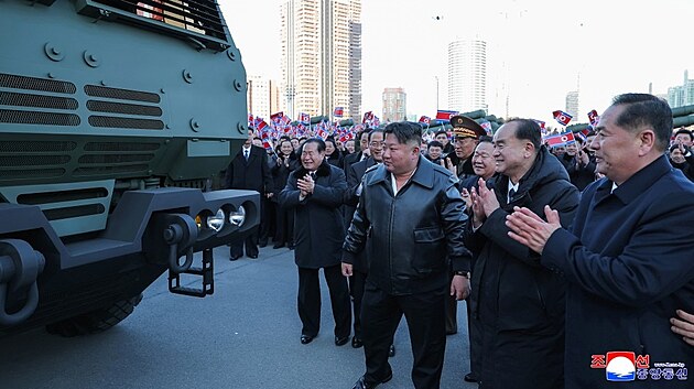 Severokorejský vůdce Kim Čong-un na slavnostním předání raketometů ráže 600 mm devátému sjezdu Korejské strany práce v Pchjongjangu. (19. února 2025)