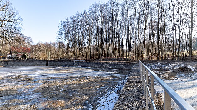 Bývalá hasičská nádrž v Hrádku nad Nisou se mění v biotop.