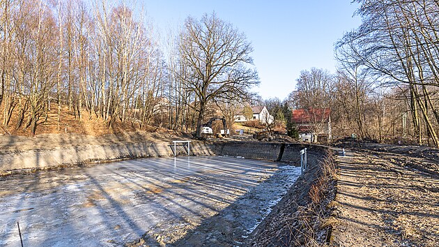 Bývalá hasičská nádrž v Hrádku nad Nisou se mění v biotop.
