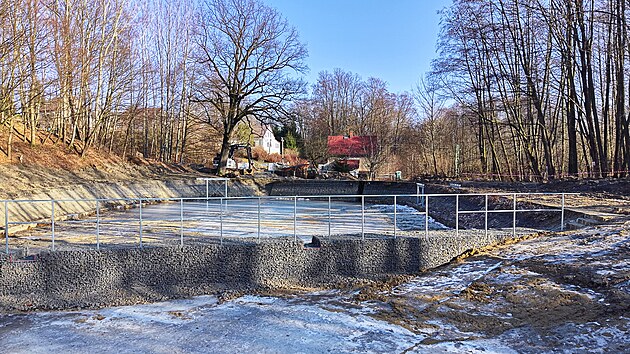 Bývalá hasičská nádrž v Hrádku nad Nisou se mění v biotop.