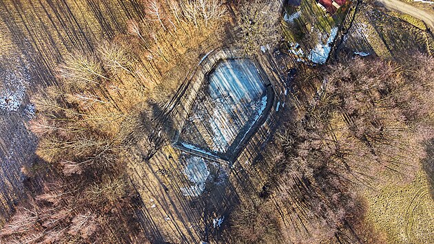 Bývalá hasičská nádrž v Hrádku nad Nisou se mění v biotop.