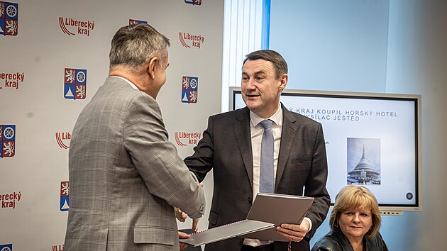 Hejtman Libereckého kraje Martin Půta (vpravo) a ředitel Českých Radiokomunikací Miloš Mastník podepsali smlouvu o koupi Ještědu. (25. února 2026)