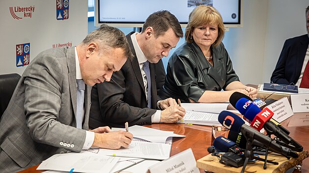 Hejtman Libereckého kraje Martin Půta (vpravo) a ředitel Českých Radiokomunikací Miloš Mastník podepsali smlouvu o koupi Ještědu. (25. února 2026)