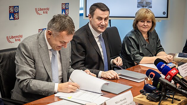 Hejtman Libereckého kraje Martin Půta (vpravo) a ředitel Českých Radiokomunikací Miloš Mastník podepsali smlouvu o koupi Ještědu. (25. února 2026)