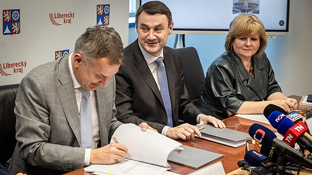 Hejtman Libereckého kraje Martin Půta (vpravo) a ředitel Českých Radiokomunikací Miloš Mastník podepsali smlouvu o koupi Ještědu. (25. února 2026)