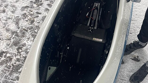 Futuristický velomobil na silniční kontrole v beskydské obci Ostravice na Frýdecko-Místecku. ‚24. února 2026)