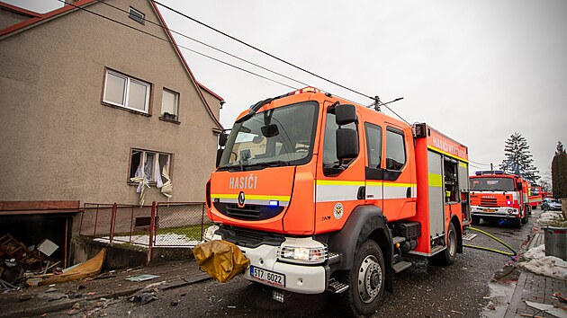 Hasiči ve Vratimově u Ostravy likvidovali požár po výbuchu, který způsobil opilý majitel domu neodbornou demontáží plynového kotle. Nutné bylo i posílení narušené statiky stavby. (22. února 2026).