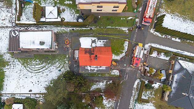 Hasiči ve Vratimově u Ostravy likvidovali požár po výbuchu, který způsobil opilý majitel domu neodbornou demontáží plynového kotle. Nutné bylo i posílení narušené statiky stavby. (22. února 2026).