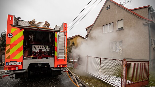 Hasiči ve Vratimově u Ostravy likvidovali požár po výbuchu, který způsobil opilý majitel domu neodbornou demontáží plynového kotle. Nutné bylo i posílení narušené statiky stavby. (22. února 2026).