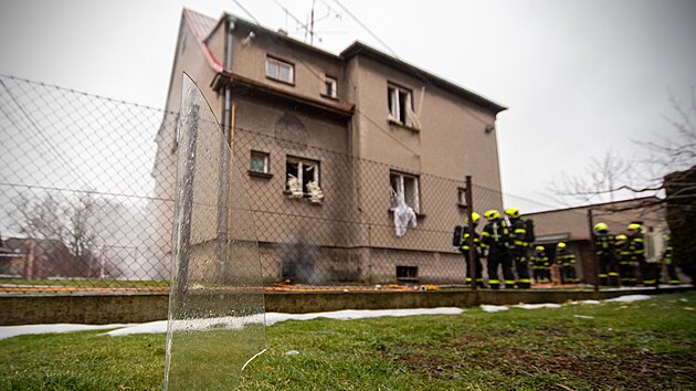 Hasiči ve Vratimově u Ostravy likvidovali požár po výbuchu, který způsobil opilý majitel domu neodbornou demontáží plynového kotle. Nutné bylo i posílení narušené statiky stavby. (22. února 2026).