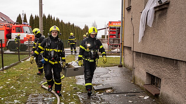 Hasiči ve Vratimově u Ostravy likvidovali požár po výbuchu, který způsobil opilý majitel domu neodbornou demontáží plynového kotle. Nutné bylo i posílení narušené statiky stavby. (22. února 2026).