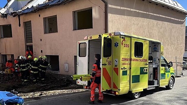 Záchranáři a hasiči pomáhali ve Větřní u muže, na kterého při demolici domu spadla část zdi.