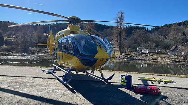 Záchranáři a hasiči pomáhali ve Větřní u muže, na kterého při demolici domu spadla část zdi.