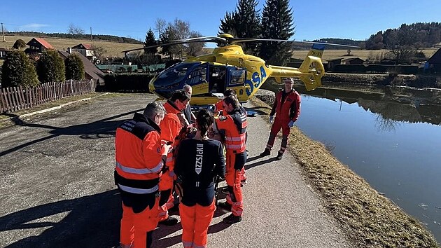 Záchranáři a hasiči pomáhali ve Větřní u muže, na kterého při demolici domu spadla část zdi.