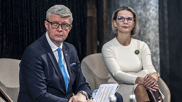 Ministr průmyslu a obchodu Karel Havl&iacute;ček a ministryně pro m&iacute;stn&iacute; rozvoj Zuzana Mr&aacute;zov&aacute;  při představen&iacute; hospod&aacute;řsk&eacute; koncepce Česko: Země pro budoucnost 2.0
