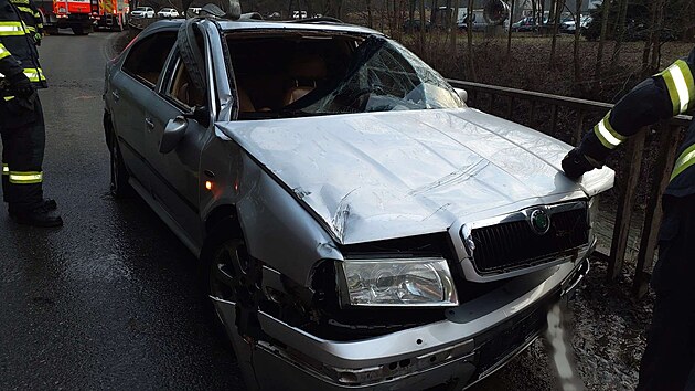 Hasiči vytáhli z řeky u Blanska auto i mladého řidiče, který na záchranu čekal na střeše. (25. února 2026)