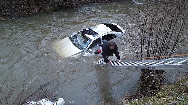 Hasiči vytáhli z řeky u Blanska auto i mladého řidiče, který na záchranu čekal na střeše. (25. února 2026)