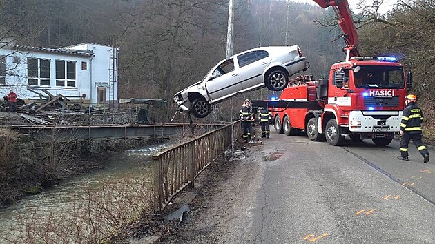 Hasiči vytáhli z řeky u Blanska auto i mladého řidiče, který na záchranu čekal na střeše. (25. února 2026)