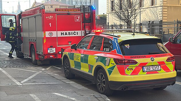 Složky IZS měly v Praze manévry kvůli pytlíčku zajištěnému u hospitalizovaného narkomana (28. února 2026)