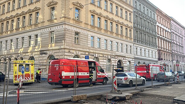 Složky IZS měly v Praze manévry kvůli pytlíčku zajištěnému u hospitalizovaného narkomana (28. února 2026)