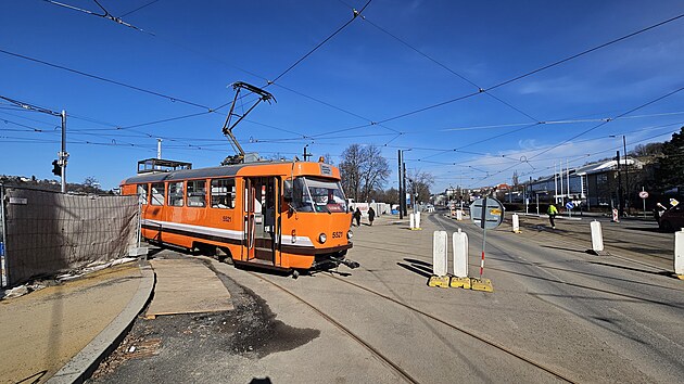 Na nový Dvorecký most vyjela poprvé testovací tramvaj. (25. února 2026)