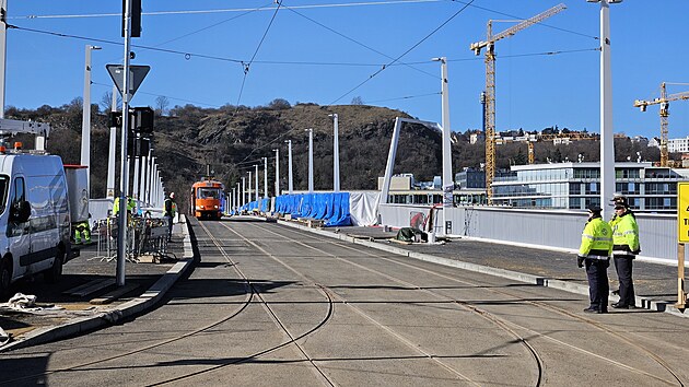 Na nový Dvorecký most vyjela poprvé testovací tramvaj. (25. února 2026)