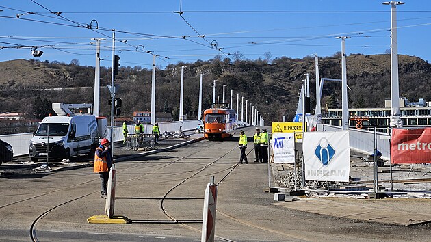 Na nový Dvorecký most vyjela poprvé testovací tramvaj. (25. února 2026)