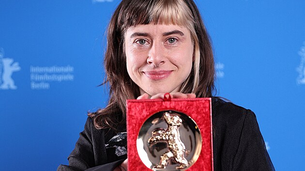 Česk&aacute; režis&eacute;rka Pepa Lubojacki. Na 76. ročn&iacute;ku Berlinale z&iacute;skala oceněn&iacute; za nejlep&scaron;&iacute; dokument za česko-slovensk&yacute; film Kdyby se holubi proměnili ve zlato. (21. &uacute;nora 2026)