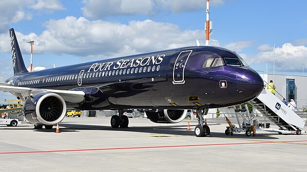 Na první pohled připomíná běžný airbus. Jenže zdání klame. Speciálně upravený Four Seasons Airbus A321 nepřeváží stovky turistů na prodloužený víkend, ale pouhých 48 vyvolených na cestu kolem světa.