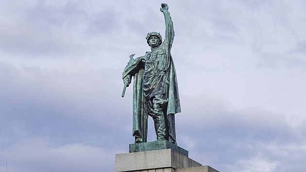 Socha rudoarmějce na Moravském náměstí v Brně