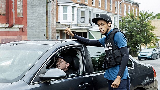 Bobby J. Brown v autě a Darrell Britt-Gibson v seriálu HBO Max Město patří nám z roku 2022.