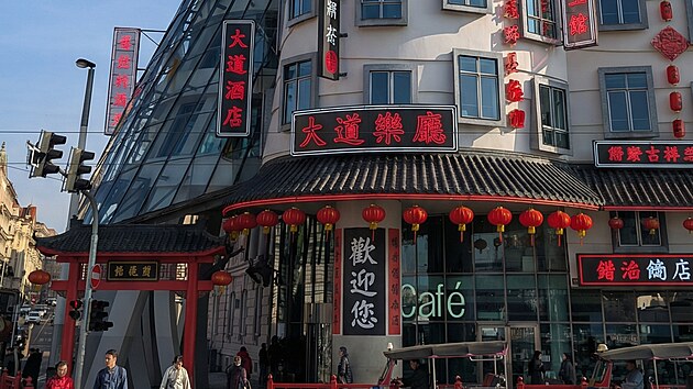 Tančící dům v AI reimaginaci Prahy k podpoře reality show Asia Express