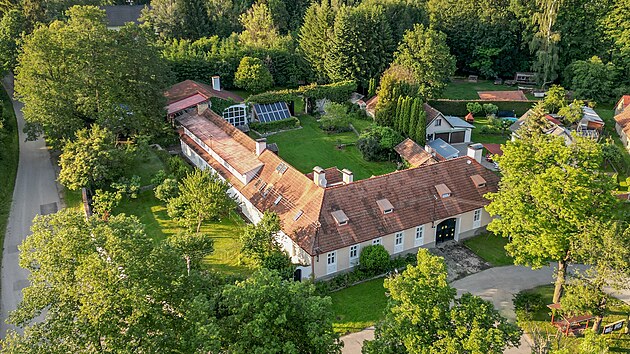 Zpěvák a skladatel Pavel Callta si pořídil statek Napořád v podhůří Šumavy, v klidné a tiché vesničce Marčovice uprostřed přírody. (2024)