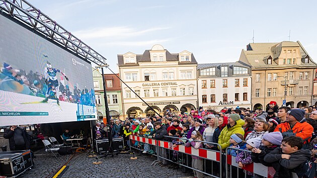 Tisíce lidí přišly na náměstí ve Vrchlabí přivítat osmičku olympioniků z Krkonoš (26. února 2026).