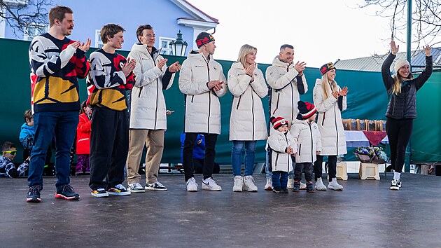 Osm olympioniků pocházejících z Krkonoš zdraví na náměstí ve Vrchlabí své fanoušky (26. února 2026).
