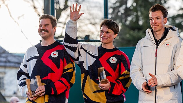 Olympionici Kryštof Choura, Jakub Hroneš a Petr Hák s trofejemi od výtvarníka Martina Plůchy (26. února 2026).