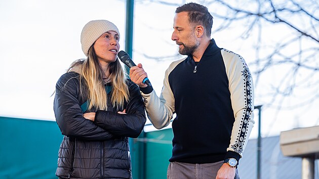 Eva Adamczyková hovoří na setkání s fanoušky na náměstí ve Vrchlabí (26. února 2026).