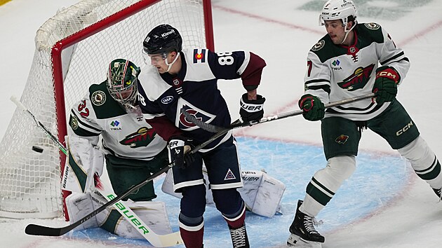 Martin Nečas, útočník Colorada, se snaží tečovat puk před brankou Minnesoty.