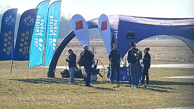 Paraglidista v Praze havaroval, spadl z výšky 10 metrů. (27. února 2026)