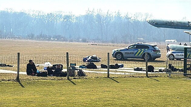 Paraglidista v Praze havaroval, spadl z výšky 10 metrů. (27. února 2026)