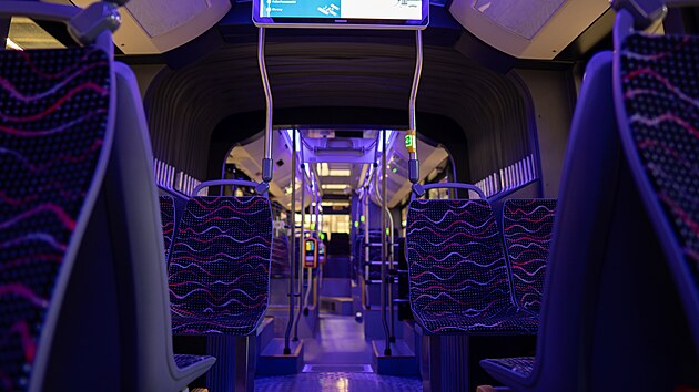 Plzeňské městské dopravní podniky poslaly do ulic nový typ nízkopodlažních kloubových autobusů.