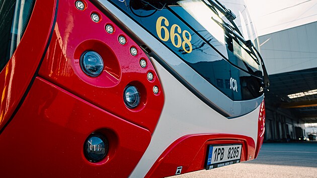 Plzeňské městské dopravní podniky poslaly do ulic nový typ nízkopodlažních kloubových autobusů.