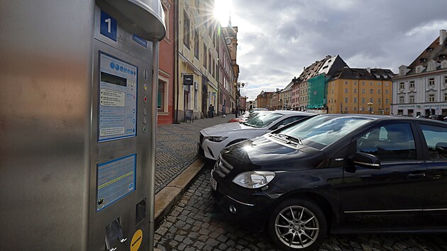 Nové parkovací poplatky na chebském náměstí, místo bezplatných devadesáti minut bude patnáct. (24. února 2026)